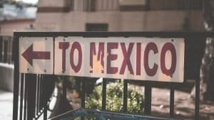 Sign pointing to Mexico, potential country for nearshoring